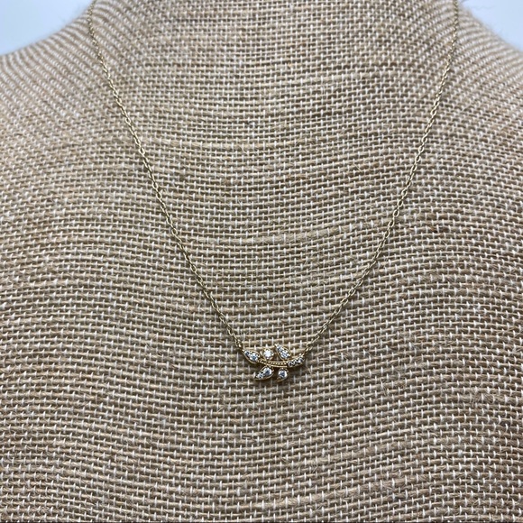 Chloe+Isabel Petite Bijoux Leaf Necklace - Picture 3 of 4